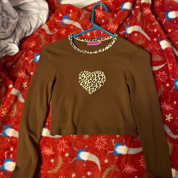 Tops - Brown cropped shirt with cheetah heart.